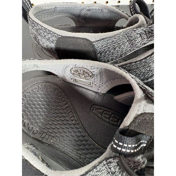 Keen Newport closed toe water sandals size 9.5